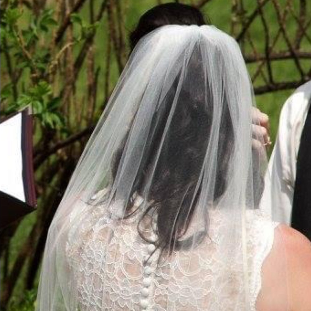 Wedding dress - Picture 3 of 9